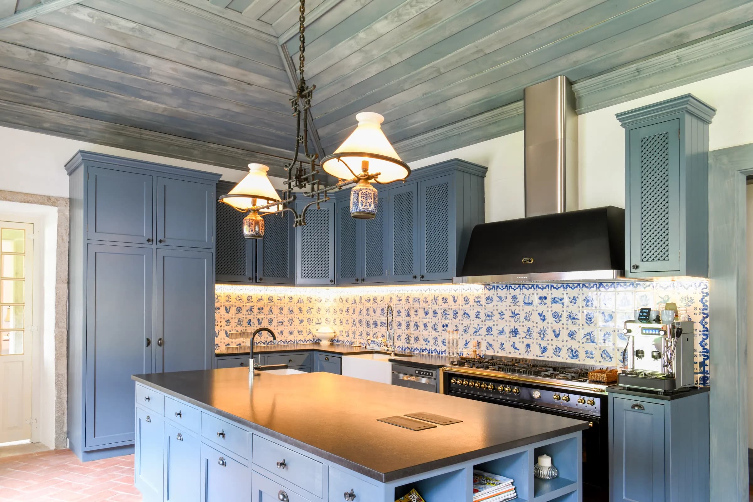 A Cozinha Azul com os seus azulejos e armários azul-acinzentados
