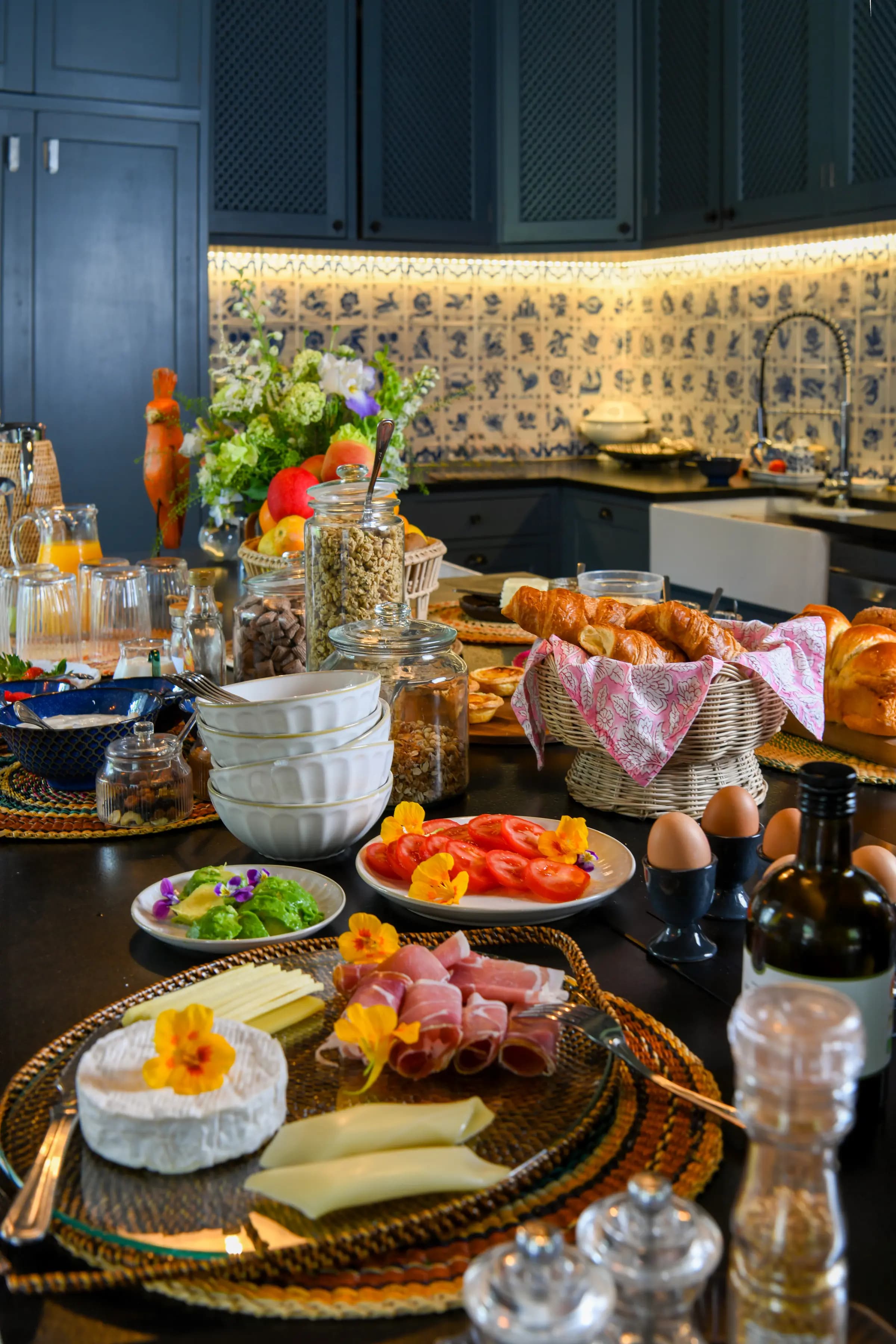 O pequeno-almoço posto na mesa da Cozinha Azul — pão, fruta, ovos